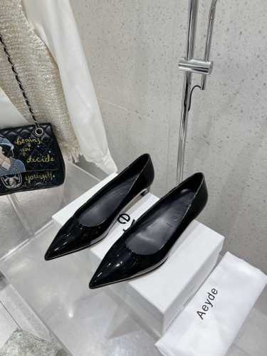 Aeyde 简约时尚单鞋 超级舒服！非常舒服！重要的事情要重复。淡淡的米杏色，显白又百搭 羊皮材质柔软、舒适度很高 温柔小姐姐的玛丽珍单鞋，好气质啊！法式方头单