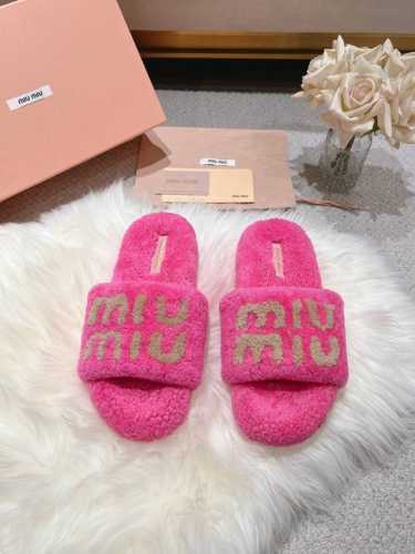 跑量款 A卷羊羔毛玫红色 miumiu*爆款毛拖 2024新毛毛鞋 顶级品质 全新冰岛羊羔毛，双层皮毛一体鞋面舒适柔软，利落线条勾勒别致廓形，挥洒自信时髦。温柔