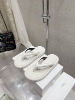 顶级版本the Row 最新款夹趾拖鞋 人字拖来自美国的年轻品牌，这不用多说，是近两年最火之一的品牌，春夏的季节就要到了 凉鞋我感觉即将要爆火！无论是配牛仔裤，