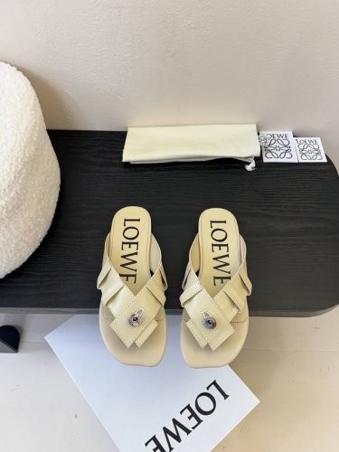 平底 中跟 loew* 罗意威 25Ss夹趾皮面拖鞋 毫不费力的时髦感拖鞋 造型别致 舒适度肉眼可见 慵懒随性又不失优雅 夏日清凉出门 对版牛皮面料 羊皮内里