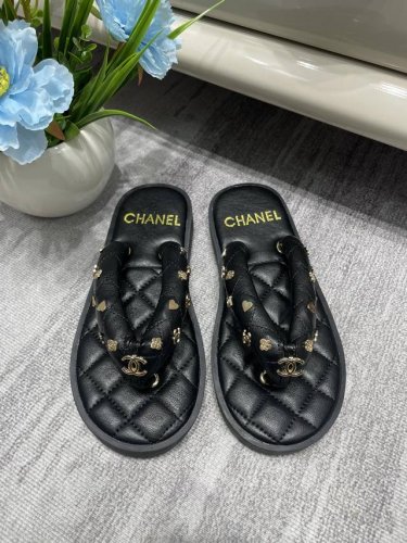 橙子出厂价p Chanel 香奈儿春夏新款 沙滩夹脚拖鞋 面包拖 人字拖 网红新款“小胖丁”，无法抵挡的可爱！马卡龙冰淇淋配色加上胖墩墩的体型，就像踩在面包 踩