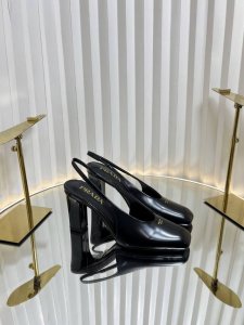 prad* 普拉达 25ss早春新款 绝美方头高跟方跟粗跟凉鞋后空单鞋。时尚界久违的极简之美 经典时尚配色 毫不费力的优雅风来袭 时髦 精致 绝美 方头开边珠外