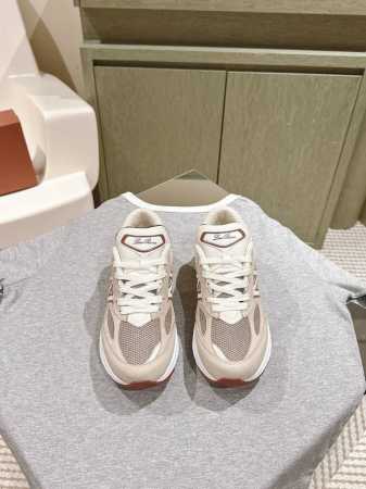 情侣款 Loro Piana New Balance合作款正式发布 邂逅一场工艺热情 LP正式推出限量New Balance合款 990v6运动鞋 原版一比一高 - 点击图像关闭