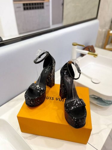 出厂 Loui& Vuitto& Lv欧美风时尚凉鞋 ++= 最新款路易威登传统硬箱的精巧标准品牌扣你前带简约大方 春夏新品 专柜主打最新款高跟系列 硬货上新