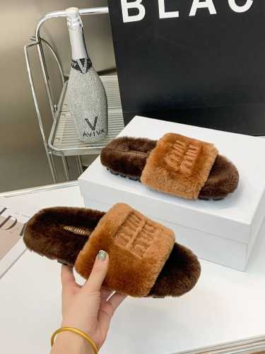 工厂价 MiuMi* 缪缪秋冬新款厚底毛毛拖 ﹌ 每逢秋冬来临 毛拖是必不可少的单品 不仅足够保暖 还能拥有舒适的触感无论搭配什么都有种漫不经心的时髦纯羊毛 有