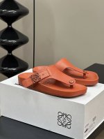 女 男 p Loewe Ss24 New Arrival l家24春夏水台拖鞋 鞋底造型很别致呀 舒适度漏眼可见 小牛皮鞋面 包裹水台的也是同种牛皮 非常舒适养