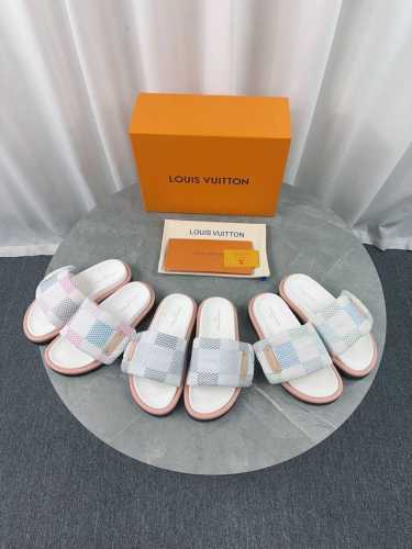 lv驴牌L家 爆款 浮雕Logo 压花 凉拖鞋 本款 Pool Pillow Comfort 平底凉拖取材科技织物，以高频压印技术重绎 Monogram 图案。