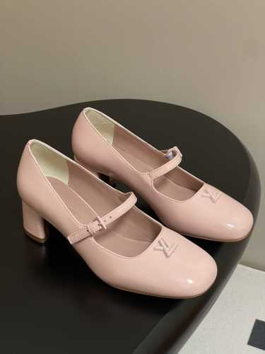 25Ss早春新款Louis Vuitton Lv Swing 高跟鞋最火最新金属跟玛丽珍后空粗跟凉鞋字母标高跟单鞋 选用柔软 皮革塑造易于穿脱的设计，以利落线条