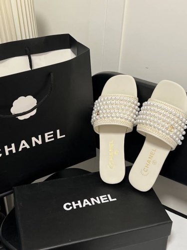 橙子出厂价p Chanel 香奈儿 春夏新款 珍珠装饰平底拖鞋 精致凉拖 时尚界经典之作，承袭品牌优雅精髓，珍珠点缀，精致又浪漫，瞬间提升穿搭格调。镶钻跟粗跟设