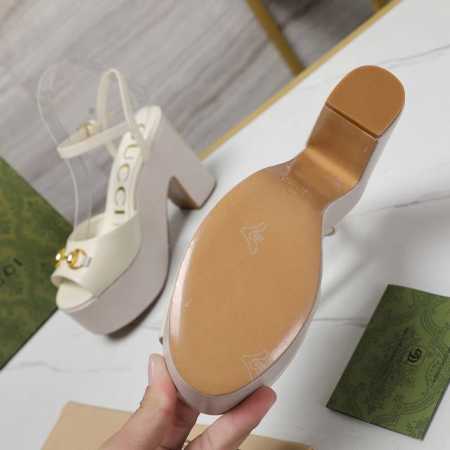独家顶级版本 Gucci古*驰 春夏最新爆款凉鞋系列 坡跟凉鞋 原单品质 原汁原味的欧式风格，上脚非常完美穿搭上配此鞋，优雅大方，晶莹剔透，无论种各配件材质，都 - 点击图像关闭