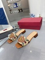 工厂P 华伦25Ss新品拖鞋，小樱桃刺绣V扣又一完美的设计，抛弃了一贯铆钉元素、化繁为简、更加精致耐看上脚尽显优雅气质♀♀♀♀♀ 鞋面：特殊材料 内里：羊皮 大
