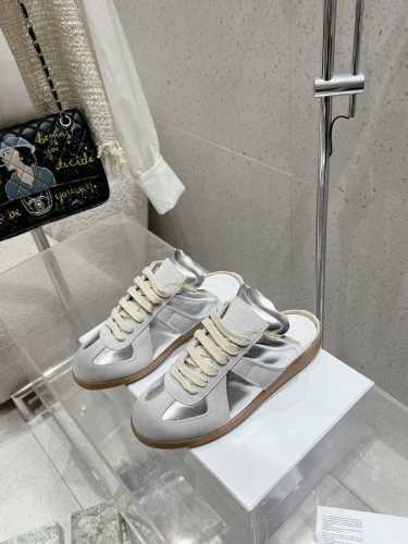 Maison Margiela mm6马吉拉半拖德训鞋 复古感满分 随便穿搭就可以很高级 鞋子很轻便 穿起来上脚超级舒服透气 最重要不累脚，不磨脚！ 一年四季
