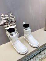 UGG 22*冬季 胶片袜子筒新款雪地靴！ 本年度最新流行元素，多种工艺碰撞拼色系列！彰显时尚高级感！ 鞋面：采用进口防冻裂pvc进口漆皮组合 鞋筒：采用UGG