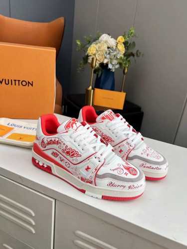 LV Trainer Tyler低帮板鞋印花男女款。 鞋身采用了老花LOGO和LV字母的设计， 展现出时尚大气的外观。 鞋底采用耐磨材质，确保舒适性和耐用性。