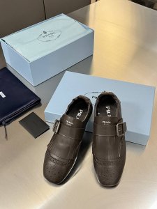 普拉达 Prada 2025春夏走秀款复古流苏乐福鞋 时髦精的狂爱，走秀款整个鞋子采用原版1：1做旧工艺，鞋头采用复古镂空设计流苏点缀复古时髦感满满 后跟松紧带