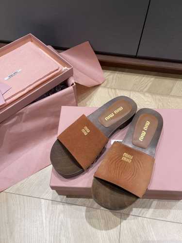 出厂 袜子+10 上新Miumiu 缪.缪.25春夏秀场漆皮袜套木屐凉鞋拖鞋 市面顶级原单版，Zp对比做货，所有细节都跟柜上一致：包括鞋面皮料，鞋垫内里皮料、刻