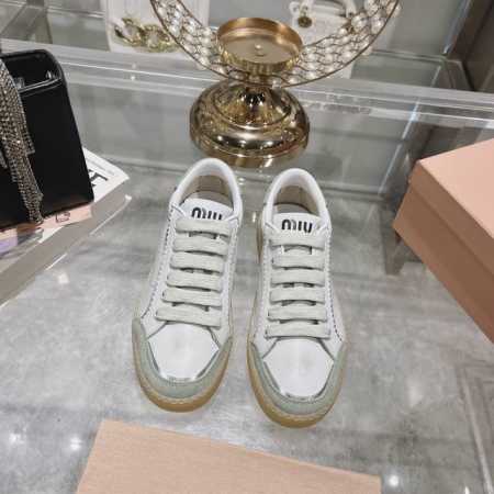 出厂 Miumiu 24新款复古做旧休闲鞋 小白鞋 Miu Miu 缪缪24新款做旧复古休闲鞋 走秀后全球各大代购官网火爆上市. 仿旧复古擦色效果很随意不羁又能 - 点击图像关闭