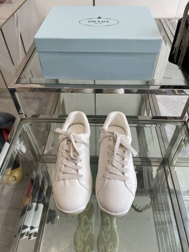 prada 普拉达 25Ss 春夏新款 德训鞋 休闲鞋 精工制造 缝线均匀 皮质质感一览无余 多色拼接 时尚大方 柔软舒适透气 外侧饰有prada字母徽标 鞋舌