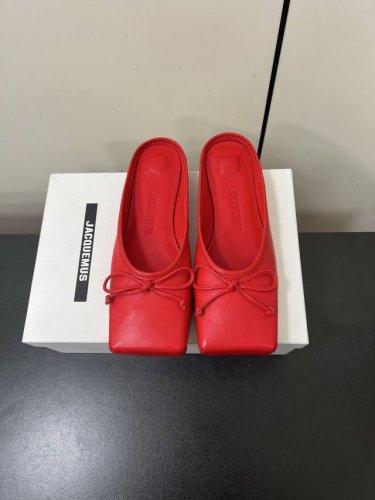 Jacquemus25春夏新款方头鞋蝴蝶结半拖 单鞋！ 方头设计真的好时髦！牛仔裤 小裙子搭配不在话下！可可爱爱没有脑袋 四方方的 时髦精必入的一款！ 流行的方