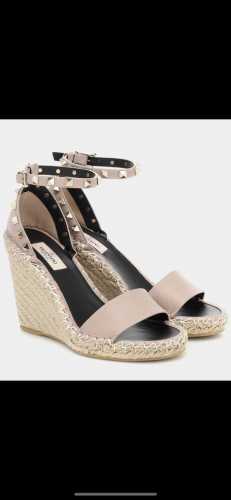 390 官网图 Valentino Garavani 荔枝牛皮系带坡跟凉鞋 - 金属效果工艺处理铆钉装饰 - 麻绳包裹坡跟 - 可调节小牛皮系带 - 坡跟防水台