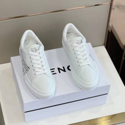 实价 Givench* Gvc City Sport运动鞋 光滑牛皮运动鞋，侧面饰以 College印花，后跟饰以银色品牌logo，鞋舌饰以金属4G Logo。
