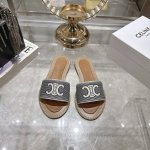 出厂 Celine 赛琳2025春夏新款懒人拖鞋 这一季的沙滩鞋出新款了这款新布面刺绣更精细一些 更显得小巧 优其脚感真舒服 颜色也都很好看 一次超级爆火 近期