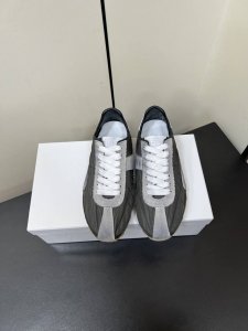 maisonmargiela Mm6德训休闲鞋 鬼才设计师品牌，一个轻奢品牌上脚很百搭哦，也很随脚舒适，这一款德国训练鞋延续了经典的T形真皮拼接设计，经过设计团