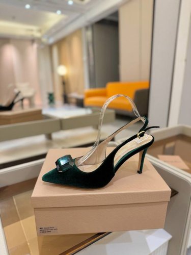 价格P： Gianvito Rossi 2025新款拖鞋 原版开发 顶级版本 代购品质 超美的大宝石高跟凉鞋。大颗宝石璀璨夺目，仿佛把星辰踩在脚下，瞬间成为人群