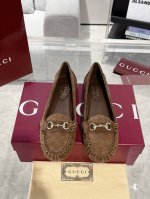 Gucci 饰马衔扣女士平底芭蕾鞋 衣橱必备单品优雅焕新。这款设计以优质迷你Gg绒面材质匠心打造，巧妙融合品牌经典传承与现代精致魅力。经典马衔扣细节以闪亮的银色