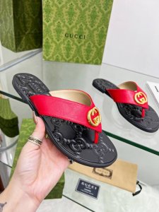 gucc！古奇最新款平底夹脚拖鞋火爆上市。原版1：1复制。原版五金扣开模。 中低双G大Logo原版开模 穿脚特别舒服，大牌名星最爱的奢侈品。 鞋面：牛皮 内里：