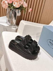 Prada 普拉达2025春夏新款凉鞋 罗马厚底魔术贴凉鞋 拖鞋 最新走秀款，经典升级 舒适度与时髦度并存 每个颜色搭配都好看，设计搭配不同风格需求 鞋面：原版