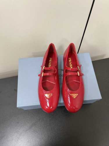 双带漆皮 PRADA 25ss 普拉达秋冬新品 实力来袭 玛丽珍单鞋 芭蕾舞鞋超级爆系列爆品，各大网红明星乔欣，程潇，同款圆头三角扣 玛丽珍单鞋 ！时髦百搭ni