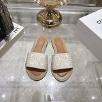 出厂 Celine 赛琳2025春夏新款懒人拖鞋 这一季的沙滩鞋出新款了这款新布面刺绣更精细一些 更显得小巧 优其脚感真舒服 颜色也都很好看 一次超级爆火 近期