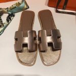 顶级品质 上新hermes H拖鞋系列 超级有档次的一款贵妇h拖鞋，绝对人手一对。 100%购入正品1：1定制，楦型、原模具、皮料，都专为这款而定制的。 Ps: