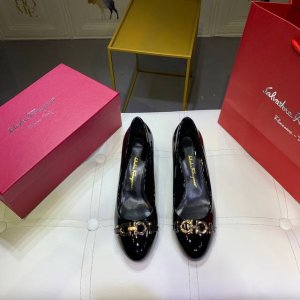 橙子出厂价 Ferragamo 菲拉格慕 金属扣圆头漆皮粗跟单鞋 浅口高跟女鞋 码数：34-42