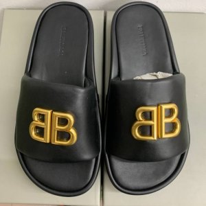 橙子出厂价p balenciaga 巴黎世家 春夏新款 Bb扣厚底面包拖鞋 金属双B拖鞋 一如既往的时尚 时装博主与欧美明星大爱款 时尚却不过分张扬 鞋面牛皮搭