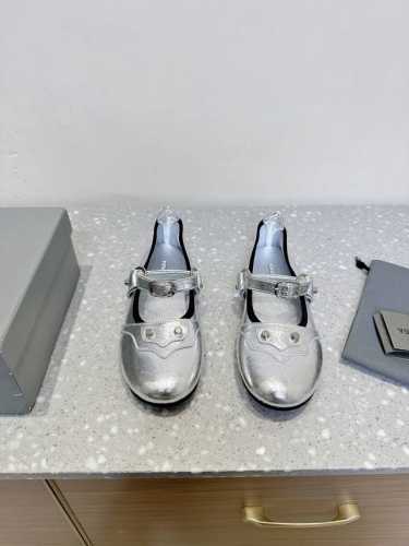 balenciaga 巴黎世家 25Ss春夏新款 芭蕾舞鞋 无愧是巴黎世家出的芭蕾鞋都满满的复古感！ 这款专柜超级难买门店限定可不是随便一家专柜都有售的 鞋面全