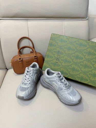 Gucci Ripple 波浪新款动运鞋 未来科技感老爹鞋 更轻更舒适 百搭时尚潮流 采用创新缝线工艺制作 鞋面柔软羊皮&网纱拼接 发泡TPU中底 提供极佳舒适