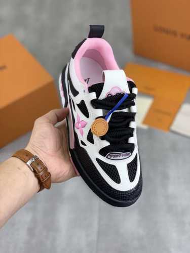 工厂P价P 实价 新款Lv Trainer 系列运动鞋出货，本款 Lv Trainer 运动鞋以正绒面和粒面牛皮革重绎 Virgil Abloh 的经典之作，再