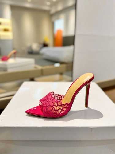 Gianvito rossi 2024 经典款尖头电绣高跟鞋，它的出现就像夜空中最璀璨的星辰。经典的款式，永恒的魅力，电绣的图案更是为其增添了梦幻的色彩。每一步