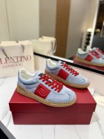出厂男女同价: VALENTINO专柜同步新款德训鞋低帮休闲运动鞋 专业高端，完美复刻，品质一流！ 全部采用原版1:1材料制作，独家开模！ 面料牛皮 TPU材质