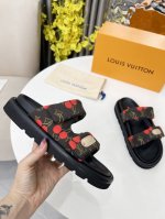 louis Vuitton路易威登春夏新款拖鞋火爆上市 1:1高级定制 秒杀一切仿品 原版开模Logo装饰 既时尚又美观 面料:进口压花丝绸面料 内里羊皮 精美