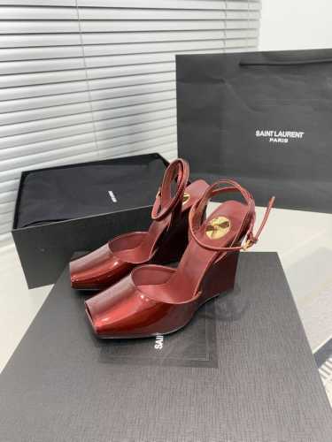 SaintLaurentYsl鱼嘴坡跟凉鞋！性感绝美收藏级别、精致的弧度，将女士脚踝处修饰更加纤细！满满高级感！穿上就是成熟御姐风，绝美！鞋面：牛漆皮、真丝内里