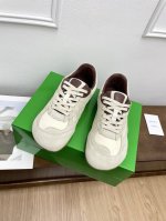 女码 Bottega Veneta 葆蝶家 Bv Orbit 复古休闲运动鞋 低调的奢华，极简的美学 Bottega Veneta Orbit 复古休闲运动鞋以
