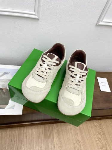 女码 Bottega Veneta 葆蝶家 Bv Orbit 复古休闲运动鞋 低调的奢华，极简的美学 Bottega Veneta Orbit 复古休闲运动鞋以