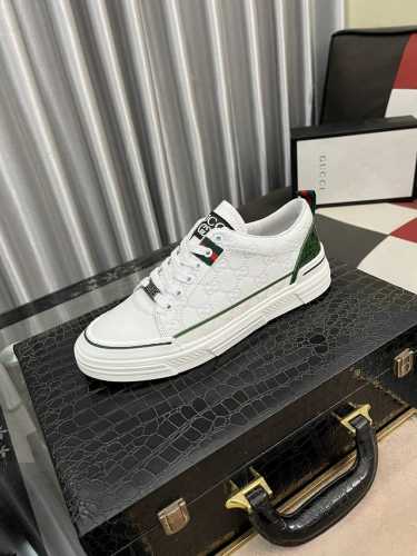 出厂价： GUCCI 古奇男鞋休闲鞋绝对火爆潮男的极致搭配单品！超质感魅力挡不住，主推款，花皮色彩亮丽！鞋面选用优质牛皮+品牌印花面料，羊皮垫脚， 耐磨橡胶底，