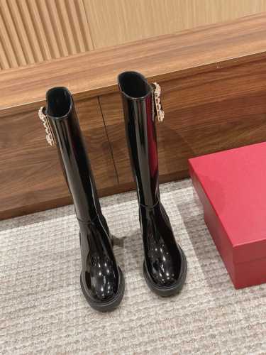730 罗杰 维维亚23秋冬方扣粗跟 直筒长靴 简约精致 水钻方扣点缀 气质华丽 小牛皮&开边珠 质感时髦的 原版成型发泡底 脚感轻盈舒适 Size：35-39