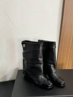 CHANEL 经典裤筒靴 9寸 小香秋冬新款字母骑士靴库靴这款骑士靴真的是帅气时尚的代表 这双靴子的材质是真皮的，质感非常好，穿在脚上很舒服，也很耐穿。它的设计