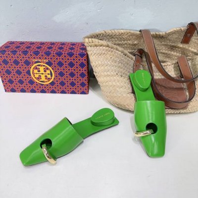 高品质出厂 ！小众潮牌TORY BURCH24春夏秀款五金扣包头半拖平底拖鞋系列！可盐可甜！就很有当代的复古那味儿～～ 既有单鞋的舒适又有玛丽珍的时髦俏皮，脚背