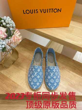 Louis Vuityon 路易威登 渔夫鞋本款Starboard平底帆布便鞋选取Monogram丹宁布，与皮具系列设计遥相呼应。麻绳编底延续传统格调，橡胶外底 - 点击图像关闭